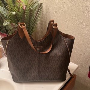 Michael Kors medium/large handbag